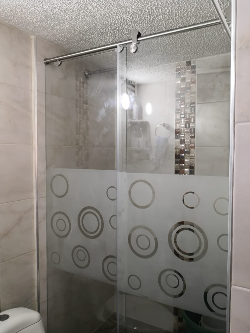 Año nuevo Hacia abajo delicado divisiones de baño en vidrio batiente con sistema en acero inoxidable |  Accymox